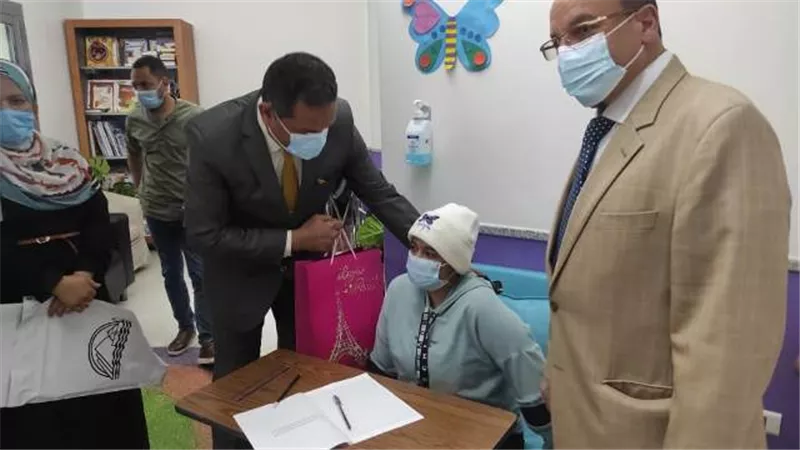 مدير تعليم الجيزة يطمئن على طلاب الإعدادية أثناء تأدية امتحاناتهم بلجنة مستشفي (57357)