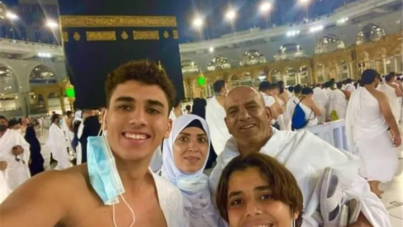 الفنان محمد لطفى وأسرته يؤدون مناسك العمرة