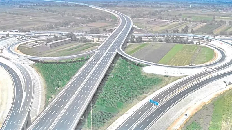 علاء عابد: العمل يجري على قدم وساق وفقا للخطط الاستراتيجية للمشروعات القومية