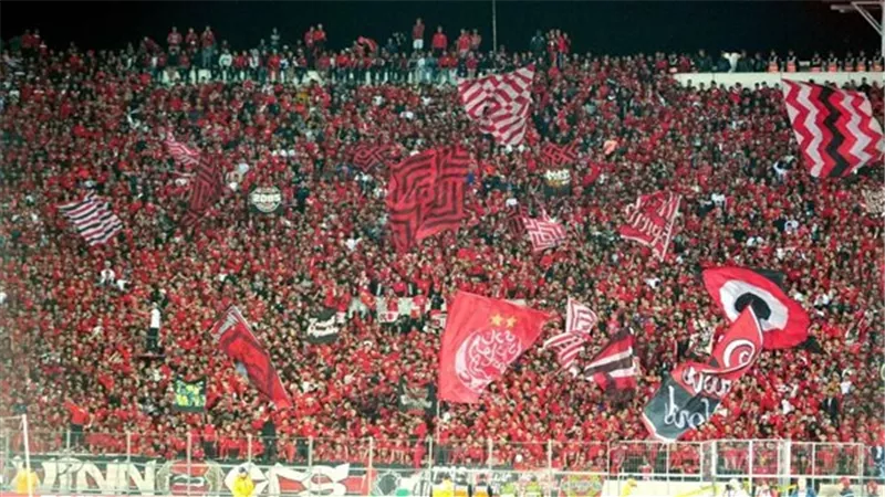 الكاف يغرم الوداد المغربى بسبب شغب جماهيره