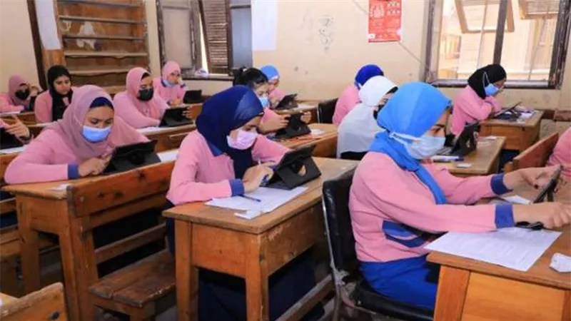 طلاب الصف الثانى الثانوى يؤدون امتحان اللغة الأجنبية الأولى