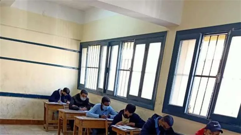 طلاب الشهادة الإعدادية بالجيزة يؤدون اختبار الجبر والاحصاء