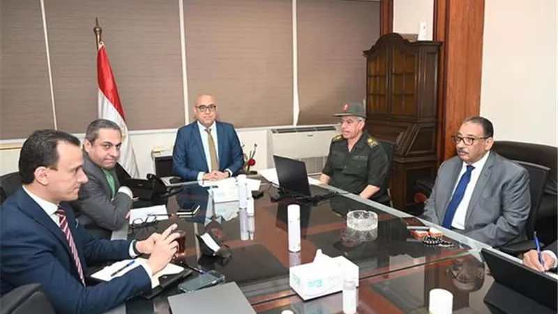 وزير الإسكان ونائب رئيس الهيئة الهندسية يستعرضان عددا من المشروعات المشتركة بالإسكندرية