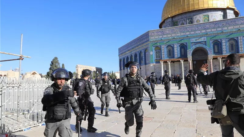مستوطنون إسرائيليون يقتحمون المسجد الأقصى بحماية شرطة الاحتلال