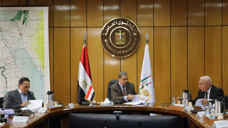 القوى العاملة: صرف 2.8 مليار إعانات طوارئ لـ 420 ألف عامل يعملون في 3941 منشأة
