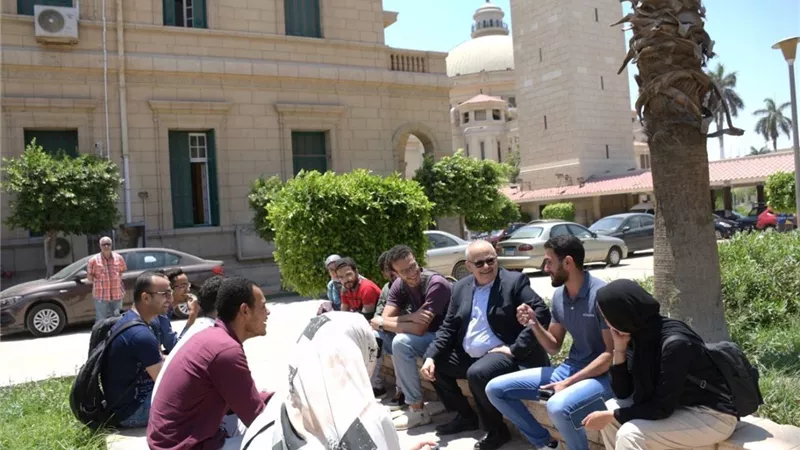 في حوار أبوي .. الخشت يلتقي بالطلاب خلال تفقده الحرم الجامعي