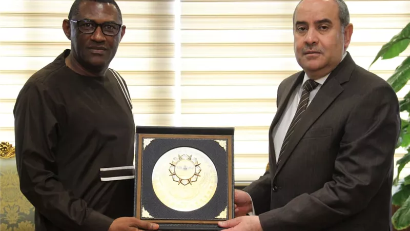 وزير الطيران يبحث مع سفير سيراليون بالقاهرة سبل تعزيز التعاون بين البلدين