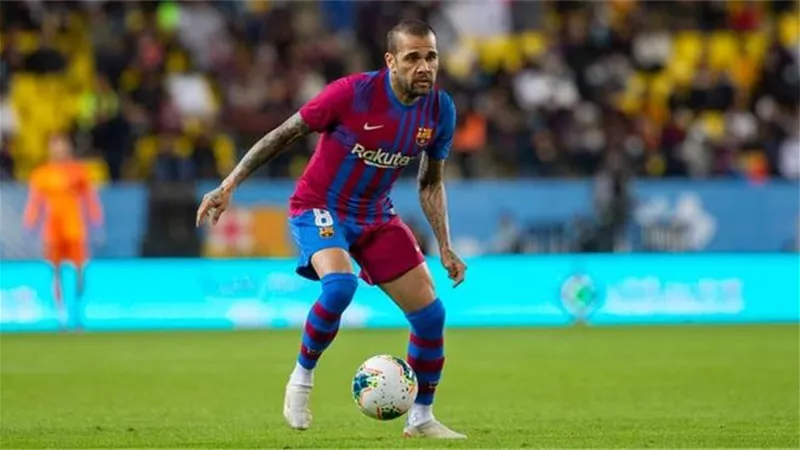 بسبب المونديال .. دانى ألفيس يطلب استمراره ببرشلونة حتى نهاية العام
