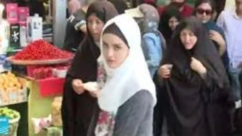 آلاف الأسر الايرانيه تصطف امام المتاجر بحثا عن زيت الطهى