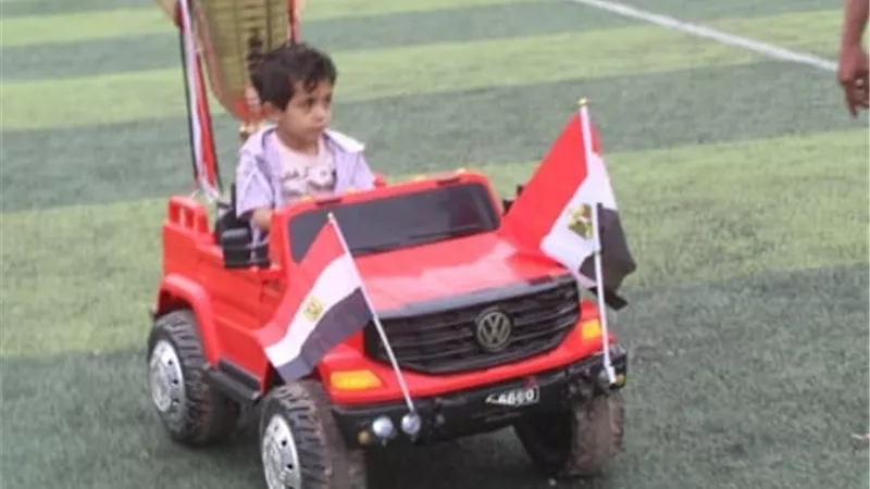 فى تقليد جديد.. طفل يقود سيارة كهربائية لتسليم كأس دوري مراكز الشباب بالقليوبية