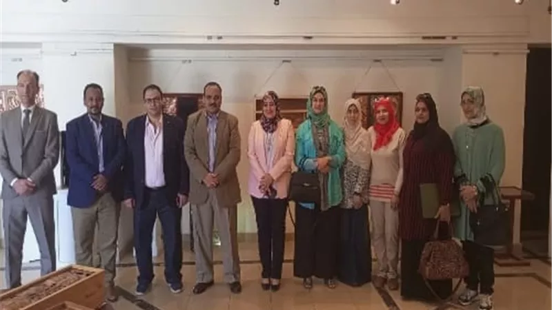 نائب رئيس جامعة بنها يفتتح معرض 