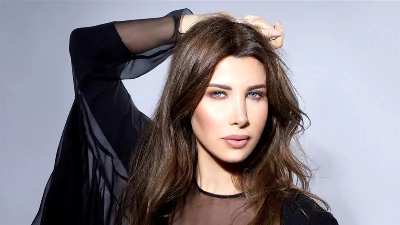 احتفالاً بعيد ميلادها .. نانسي عجرم تتجول متنكرة في شوارع بيروت .. فيديو