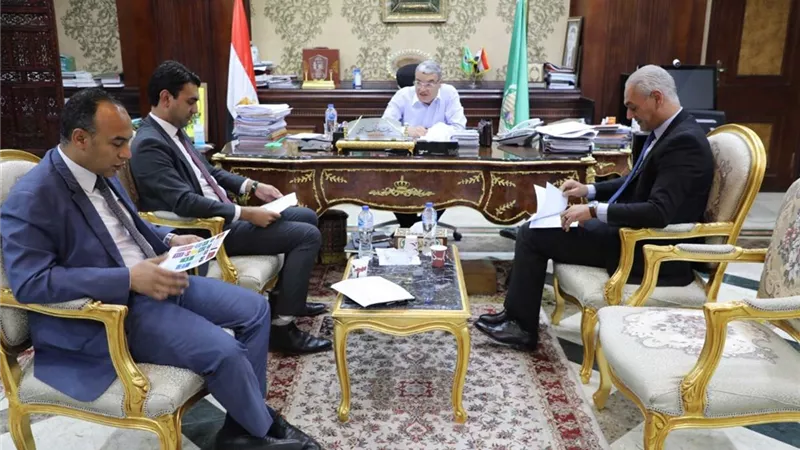 محافظ المنيا يستقبل وفدا من 
