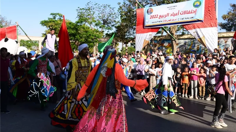 إحتفالات الربيع تعود للإسماعيلية بكرنفال الزهور وأميرات الفراولة ..صور