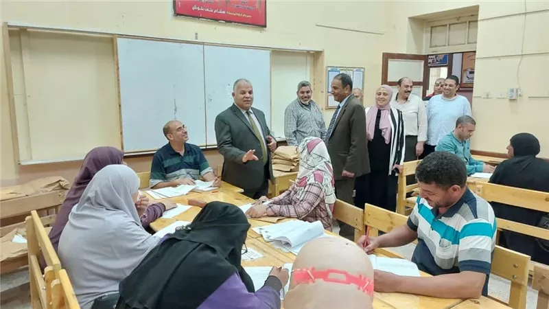 وكيل تعليم دمياط يفاجئ كنترول الإعدادية ويطالب بالدقة وعدم الإستعجال في تصحيح