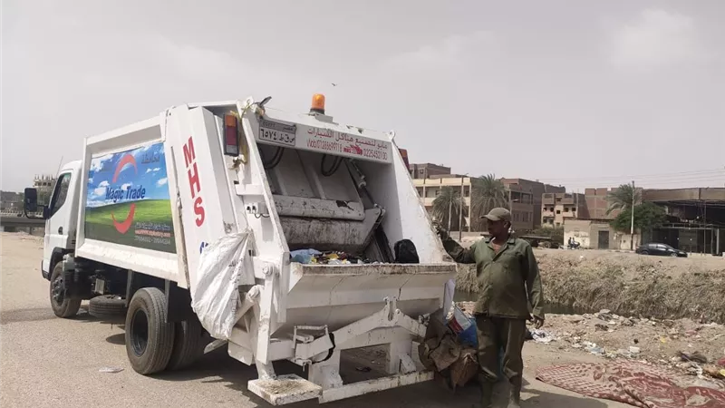 أدوات ومعدات نظافة جديدة بإسنا جنوب الأقصر