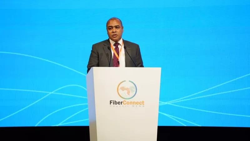 مكي يستعرض أهمية تكنولوجيا الالياف البصرية في قطاعي التعليم والصحة