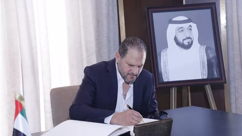 عماد زيادة يوقع في دفتر عزاء الشيخ خليفة بن زايد آل نهيان رئيس دولة الإمارات