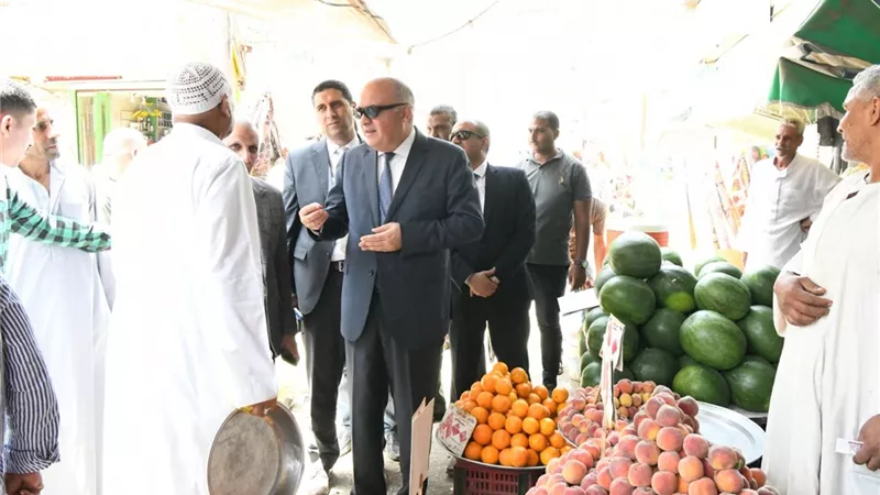 الداودى يتابع توفير السلع وضبط الأسعار خلال جولته بالسوق الفوقانى بمدينه قنا