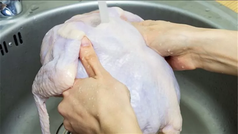بسبب البكتيريا الضارة..خبراء يحذرون من غسل الدجاج النىء بالماء