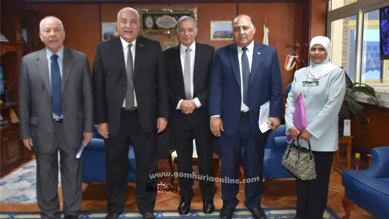 بيومى يستقبل لجنة المجلس الاعلى للجامعات لمراجعة مقومات كلية الصيدلة بالجامعة