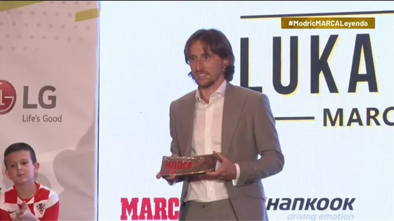 مودريتش بعد تتويجه بجائزة الأسطورة : أنا مدريدى إلى الأبد