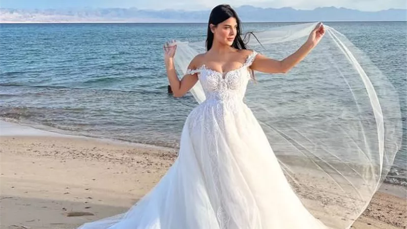 بالأبيض.. نورهان منصور تلفت الأنظار بإطلالة ساحرة على البحر