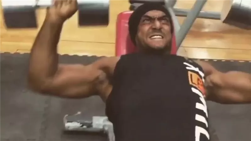 احمد العوضى يمارس فنون القتال من أجل 