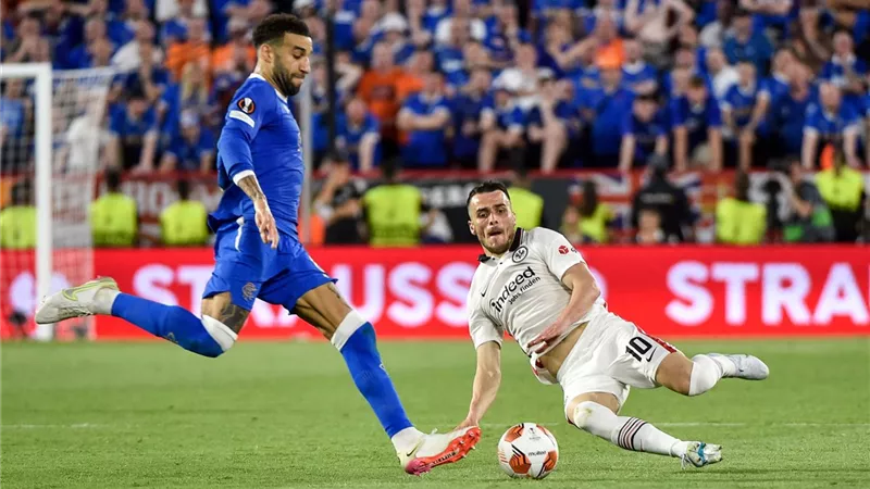 فرانكفورت يهزم رينجرز بركلات الترجيح ويتوج ببطولة الدورى الاوروبى