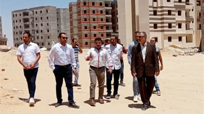 تفاصيل زيارة مستشار رئاسة مجلس الوزراء لأكبر مشروع سكنى فى مدينة 15 مايو.. بالصور