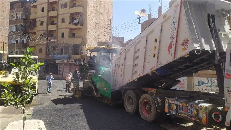 أسيوط : استكمال أعمال رصف شوارع مدينة منفلوط ضمن خطة المحافظة