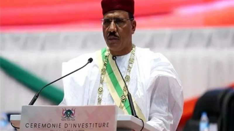 رئيس النيجر يمنع وزراءه من الزواج الثاني.. وعقوبة من يخالف الإقالة