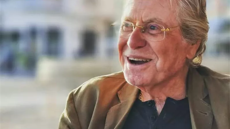 حسين فهمي لـ الجمهورية أونلاين: ميزة السينما أنها تخلق الجدالات بين المحب والكاره