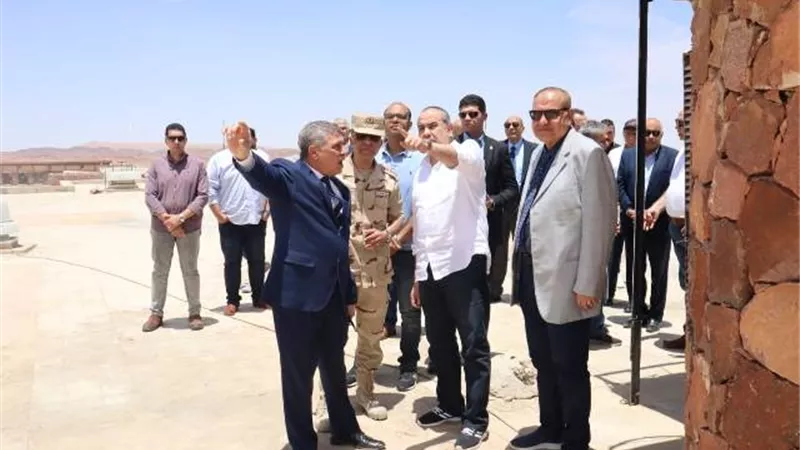 وزير الطيران يتفقد أعمال التطوير بمطار سانت كاترين