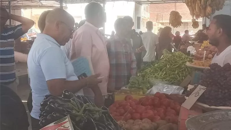 حملة تفتيشية على سوق الخضار بالقصير