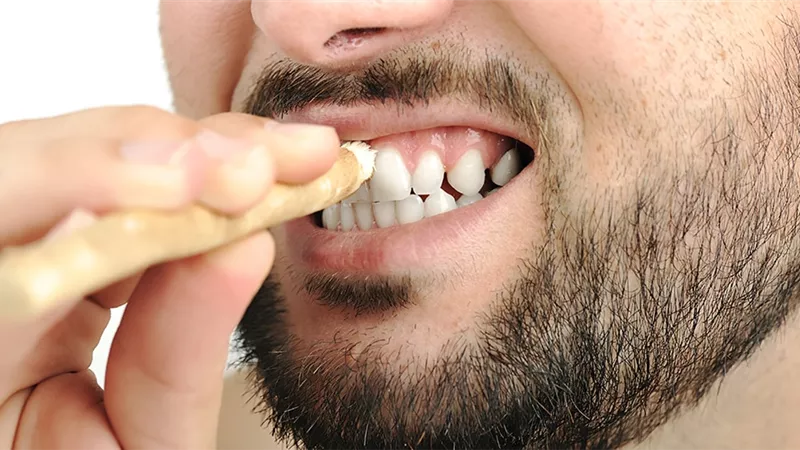 هل السواك يمكنك من الاستغناء عن الفرشاة المعجون؟