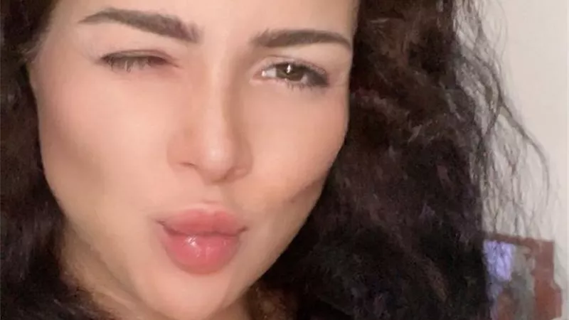 شاهد .. مى عز الدين تداعب متابعيها فى أحدث إطلالتها