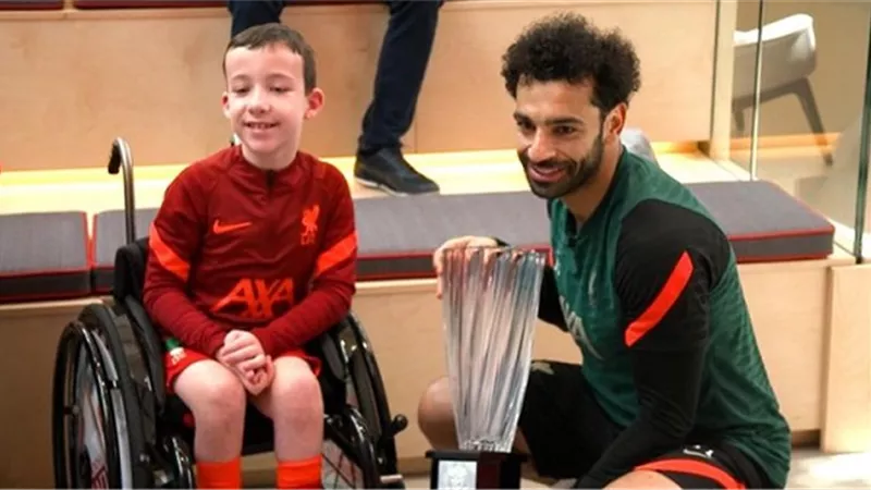 محمد صلاح يحصل على جائزة افضل لاعب من جمعية مشجعى ليفربول للمعاقين