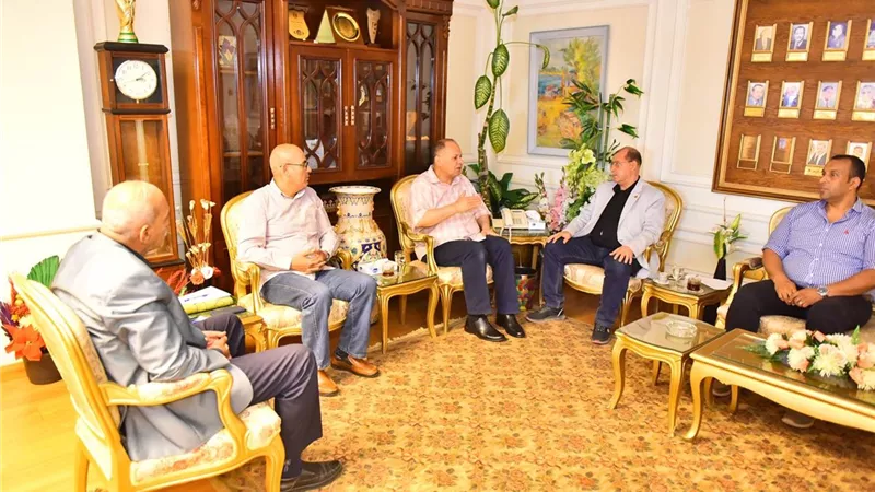 محافظ أسيوط و رئيس جهاز تعمير الوادي الجديد يناقشان تنفيذ مشروعات حياة كريمة ..صور