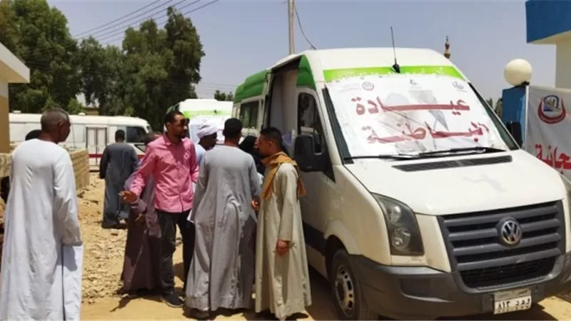 الكشف وعلاج 989 مواطن بقافلة مجانية بقرية العمرة بأبوتشت ضمن مبادرة حياة كريمة