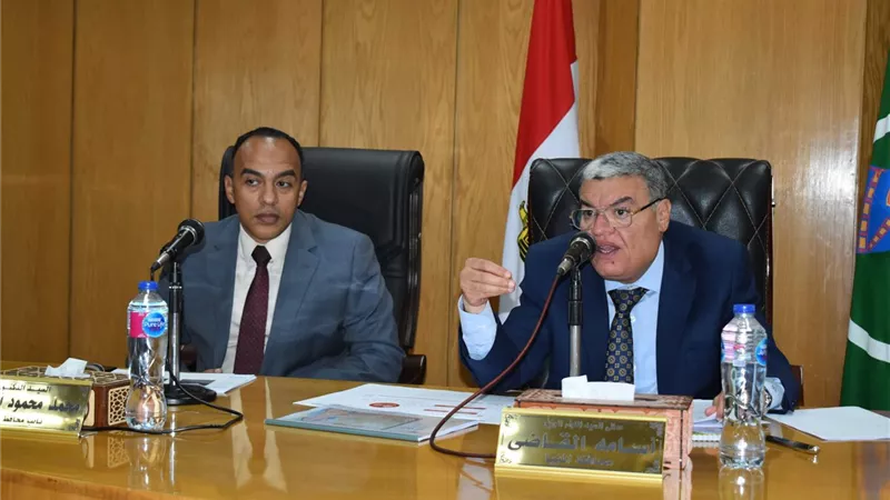 محافظ المنيا يتابع معدلات تنفيذ مشروعات حياة كريمة