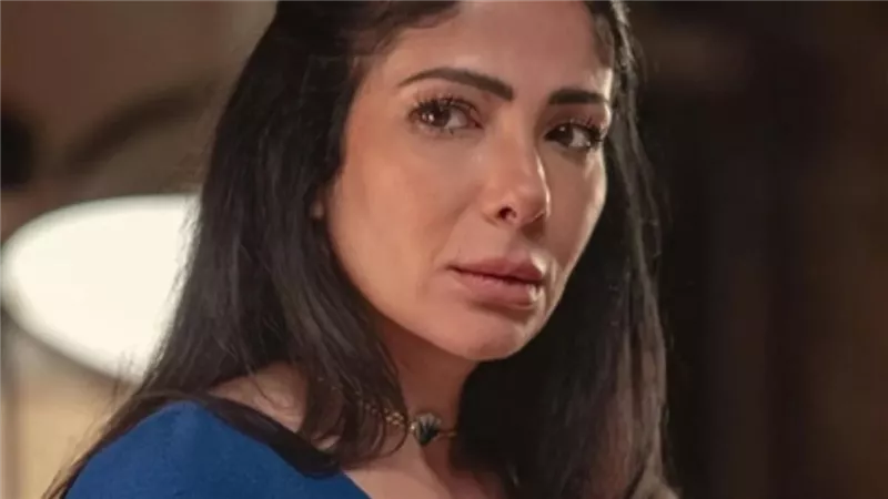 فنان عظيم ترك بصمة في حياتي .. هكذا نعت منى زكى رحيل الفنان سمير صبرى
