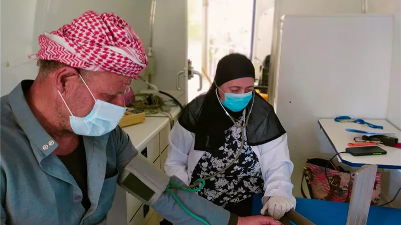 الكشف الطبي علي ١٥٠٠ مريض بالقافلة الطبية بقرية صان البحرية ونقل فوري لحالة مرضية للمستشفي