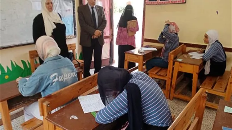 مدير تعليم الإسماعيلية يتفقد لجان إمتحانات الشهادة الإعدادية ..صور