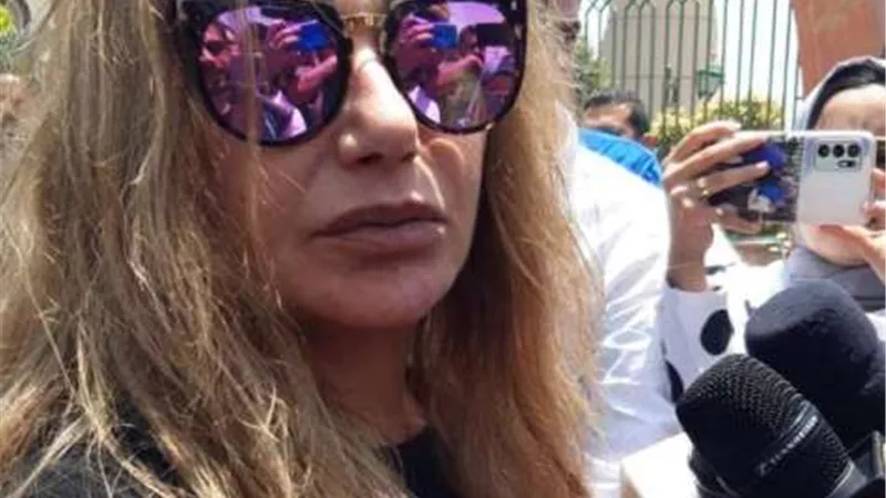وصول ليلى علوى وداليا البحيرى وأديب وإلهام شاهين مسجد الشرطة لإداء صلاة الجنزة على سمير صبرى