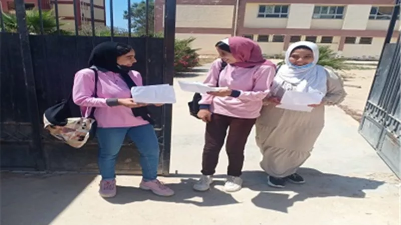 فرحه بين طلاب اعدادية الاسكندريه لسهولة امتحان اللغة العربيه