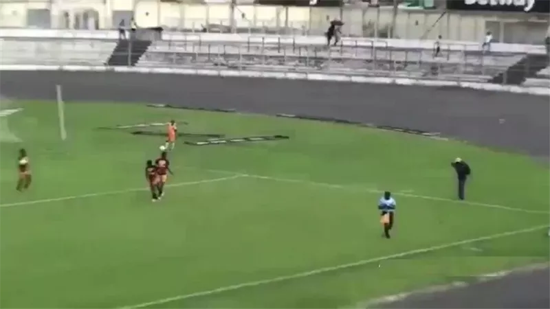 لاعب يتعمد تسجيل هدفين في مرماه لإفساد مؤامرة..فيديو