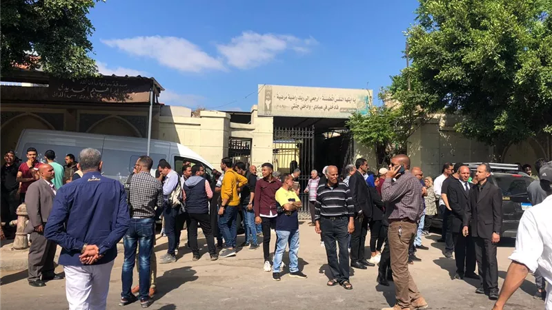 ابناء الاسكندرية في انتظار جثمان سمير صبري