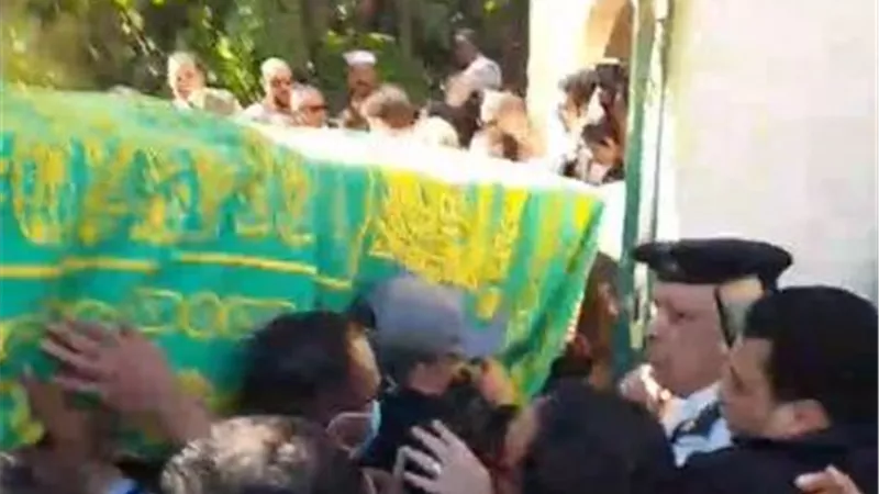 وصول جثمان سمير صبرى الى مقابر الاسرة .. صور