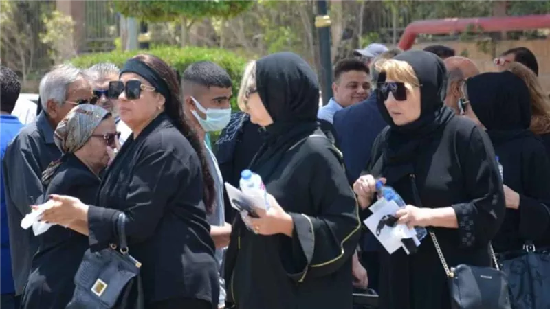 انهيار نجمة الجماهير فى عزاء سمير صبرى .. صور